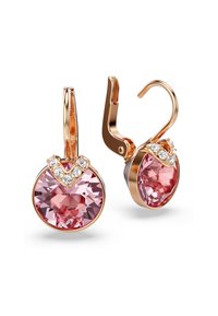 Brincos em ouro rosa com grandes cristais cor de rosa adornados com pedras de acento transparentes, apresentando um formato redondo e fecho de fecho de alavanca.