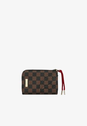 Cartera con cremallera de cuadros marrones y negros con diseño en relieve y tirador de cremallera de tela roja con puntas metálicas doradas.