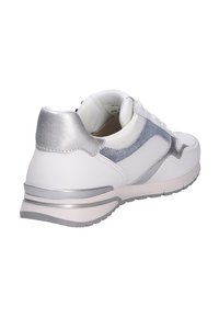 Witte sneaker met zilveren accenten, textielmateriaal en een gladde afwerking. Beschikt over een ronde neus en een gevoerde zool voor comfort.