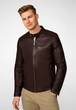 Braune Lederjacke mit Stehkragen, Frontreißverschluss und Brusttasche. Sie hat eine glatte Textur und eine taillierte Passform.