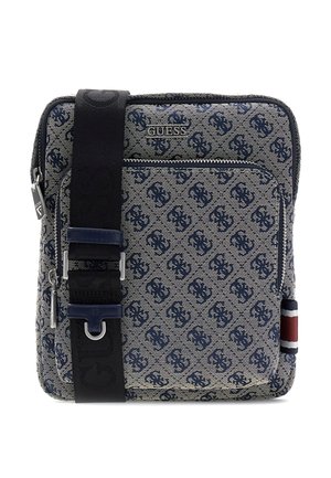 Sac bandoulière carré en tissu à motifs bleus, poche zippée devant, logo Guess, large bandoulière noire et détail de bande latérale rouge-blanc-bleu.