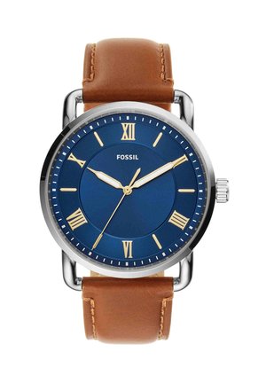 Rund sølv Fossil ur med blå urskive, gyldne romertal, tre gyldne visere og en brun læderrem.