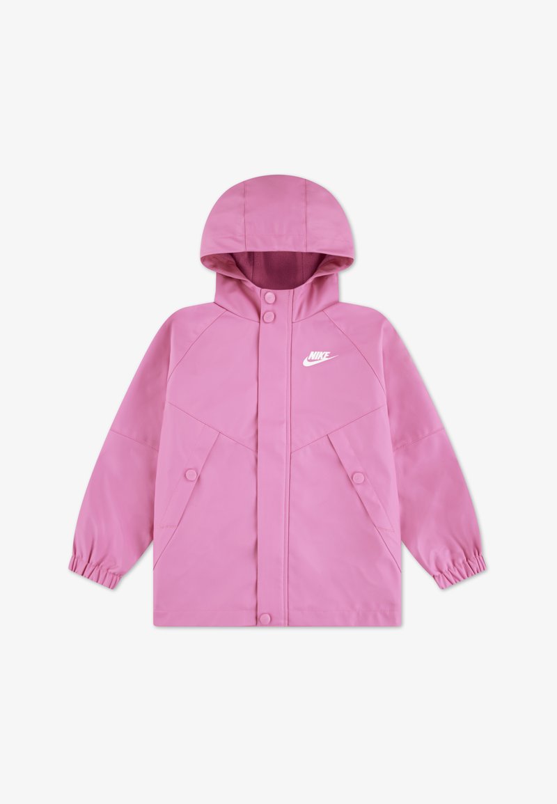 Ροζ μπουφάν Nike με κουκούλα, κλείσιμο με κουμπιά, ελαστικά μανίκια και λείο, αδιάβροχο υλικό με λοξές ραφές.