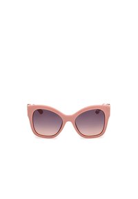 Roze cat-eye zonnebril met gradient lenzen, een matte montuur en zilveren hardware accenten op de pootjes. Gladde textuur overal.
