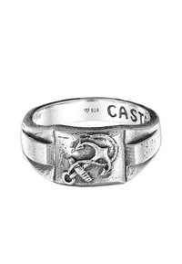 Ringen i sterling silver har en texturerad yta med ett ingraverat ankare och delfinmönster. Bandet är brett, med plana kanter och polerad insida.