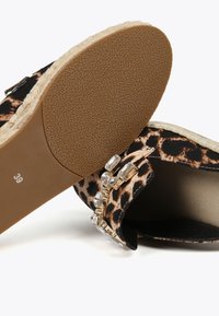 Sandalice s leopard uzorkom i potpeticom od konopca, s ukrasom od dragulja i teksturiranom gumenom potplatom. Veličina 39 označena na potplatu.