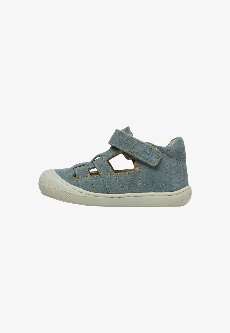 Sandales pour enfants en daim bleu clair, avec des sangles croisées, une fermeture velcro et une semelle en caoutchouc blanc avec une texture antidérapante.