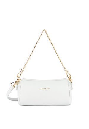 Sac à main Lancaster Paris en cuir blanc de forme cylindrique, avec une bandoulière chaîne dorée et des accents de fermeture éclair en or.