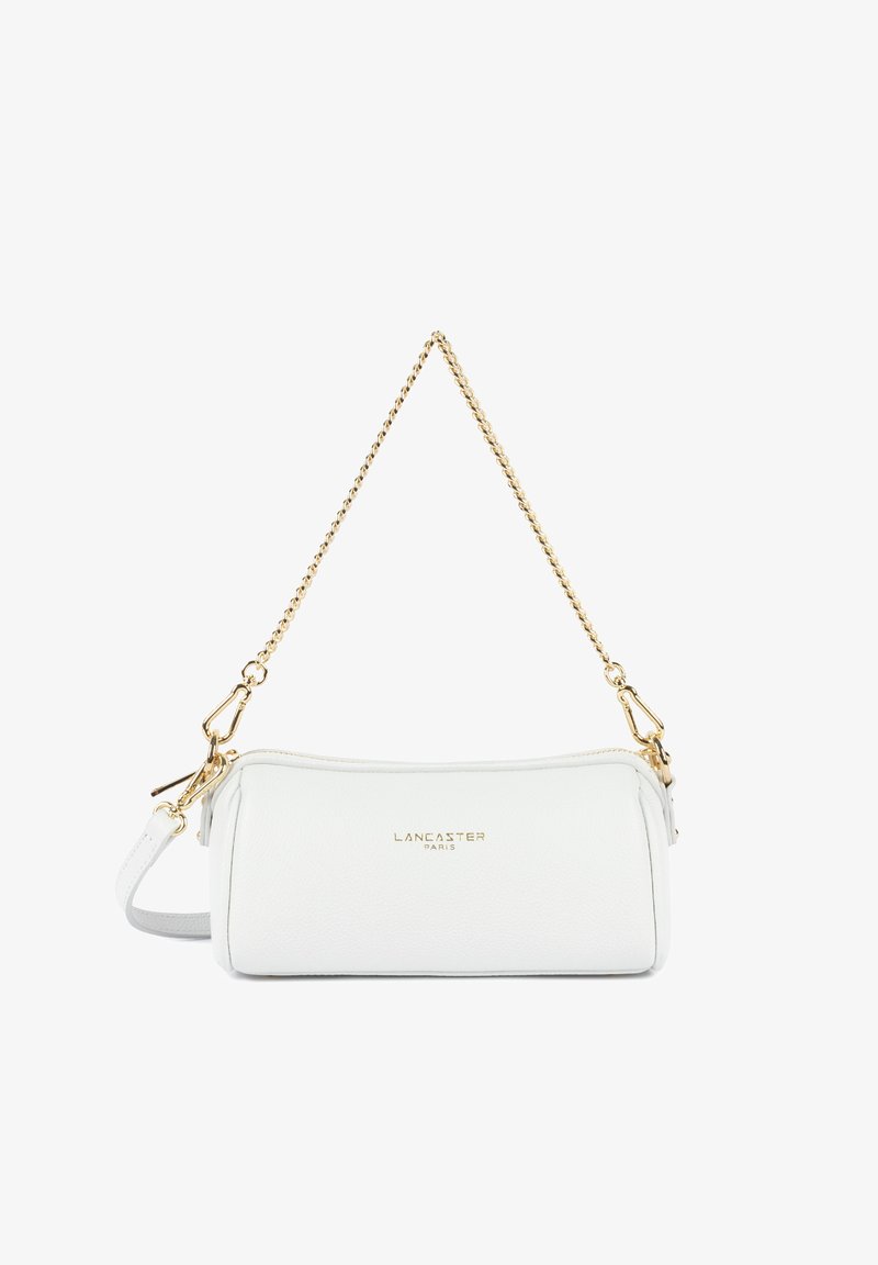 Sac à main Lancaster Paris en cuir blanc de forme cylindrique, avec une bandoulière chaîne dorée et des accents de fermeture éclair en or.