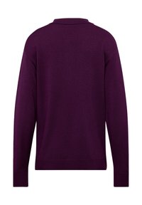 Lila Strickpullover mit einem Kragen, langen Ärmeln und geradem Saum. Weiche Textur ohne sichtbare Muster oder Verzierungen.