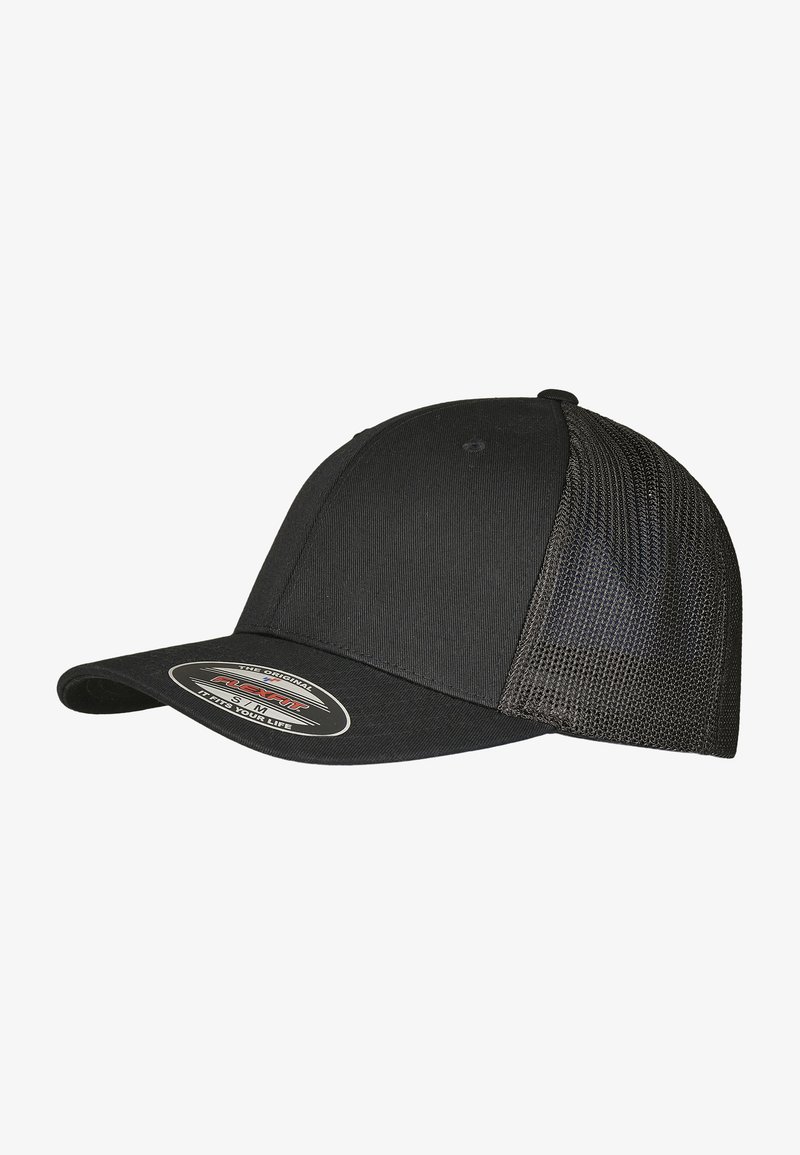 Svart caps med solid stoff foran og nettingbak. Bøyd visir, justerbar snapback-lukking, og et rundt merke-logo klistremerke på skyggen.