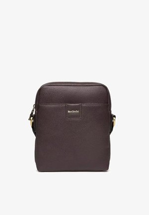 Borsa a tracolla in pelle marrone testurizzata dalla forma quadrata, con una patch con il logo sul davanti e una tracolla regolabile.