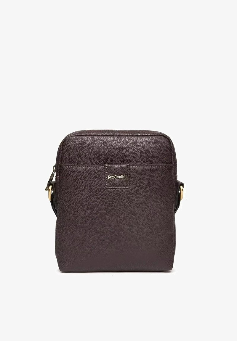 Borsa a tracolla in pelle marrone testurizzata dalla forma quadrata, con una patch con il logo sul davanti e una tracolla regolabile.