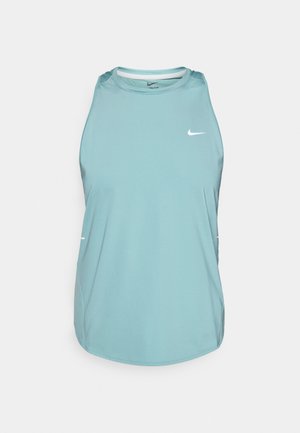 Hellblaues ärmelloses Sporttanktop aus glattem, synthetischem Material. Verfügt über einen runden Halsausschnitt und ein kleines weißes Logo auf der Vorderseite.