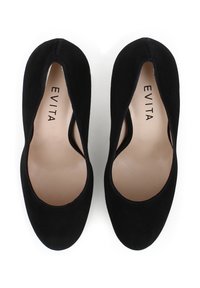 Chaussures à talons hauts en daim noir avec un bout rond et des côtés ouverts. L'intérieur présente une semelle intérieure beige texturée avec la marque "EVITA".