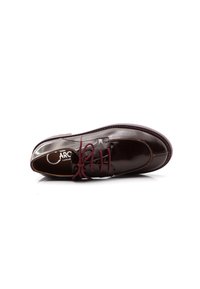 Chaussure en cuir marron à lacets avec une finition lisse, bout rond et lacets bordeaux. Présente des coutures le long de la semelle et un design soigné.