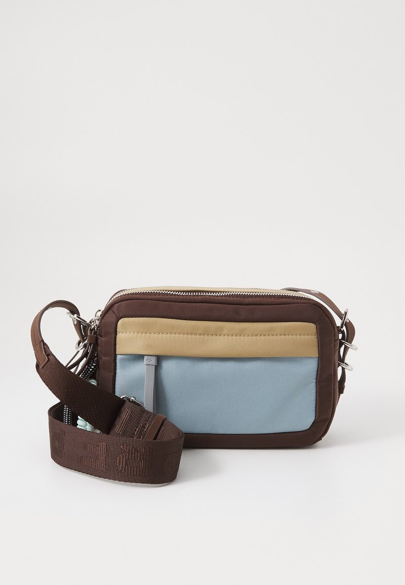 Piccolo bauletto a tracolla rettangolare con pannelli marroni, beige e blu, tasca anteriore con zip e larga tracolla regolabile marrone con hardware in metallo.