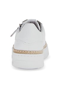 Weiße Plateausneaker mit einem strukturierten Lederoberteil, geflochtenem Jutemittelsohle und einem silbernen Reißverschlussdetail an der Ferse. Abgerundete Form.