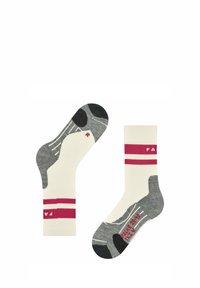 Calzini bianchi e grigi con un tallone e una punta grigi a motivo, accenti a strisce rosse e grigie, e un marchio sulla parte del piede.