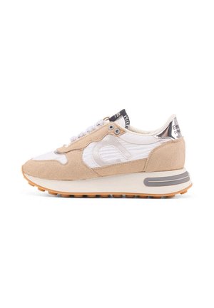 Beige und weiße Wildleder- und Stoff-Sneaker mit weißen Schnürsenkeln, Gummisohle und silbernem Akzent an der Ferse, seitlich gezeigt.