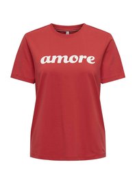 Rød bomulds t-shirt med korte ærmer, der har teksten "amore" i store hvide kursiv- bogstaver over fronten. Klassisk crew neck design.