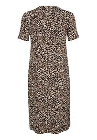 Robe à manches courtes, longueur aux genoux, avec un motif léopard brun et noir sur un fond beige.