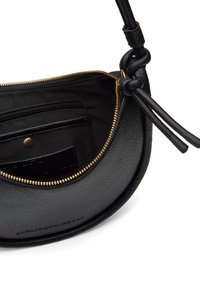 Borsa a tracolla in pelle nera di forma rotonda, con zip dorata, tasche interne e finitura texturizzata. Include dettagli di design minimalista.