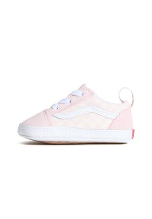 Sneaker in suede rosa con lacci bianchi, suola in gomma e accenti bianchi e rossi a contrasto. Presenta una texture liscia e un motivo sottile.