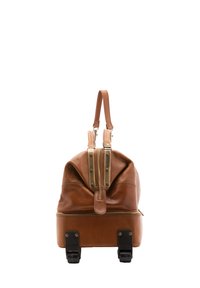 Zaino in pelle marrone con apertura superiore zip, hardware in metallo e finitura texturizzata. Dotato di ruote e manico robusto per il trasporto.