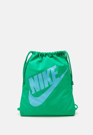 Groene Nike rugzak met trekkoorden en een groot lichtblauw Nike-logo met swoosh op de voorkant, bovenaan dichtgetrokken met groene trekkoorden.
