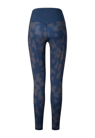 Marineblå leggings med høj talje og et diskret mørkt camouflage-mønster, vist bagfra mod en hvid baggrund.