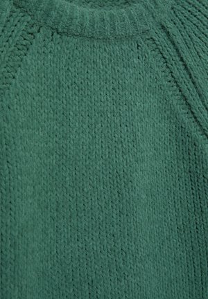 Pulover verde tricotat cu un model texturat, zimțat. Are un decolteu rotund și mâneci raglan. Material moale și gros.
