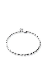 Bracelet en perles argentées composé de perles rondes et lisses avec une finition brillante, sécurisé par un fermoir et une petite étiquette avec une marque.