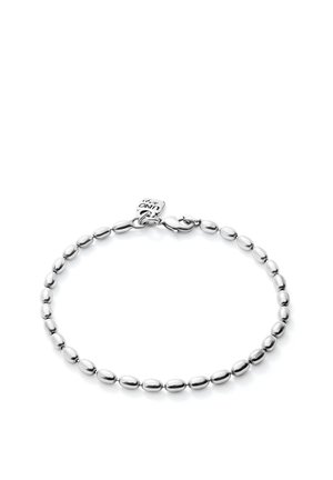 Pulsera de cuentas de plata que presenta cuentas redondeadas y suaves con un acabado brillante, asegurada por un cierre y una pequeña etiqueta con la marca.