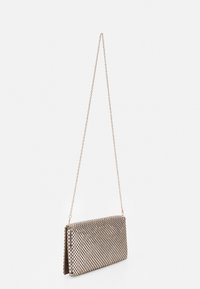 Bolso de mano plateado metálico con un patrón de malla texturizada. Cuenta con una correa de cadena y una forma rectangular. Cierre en la parte superior.