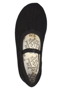 Zwarte canvas balletschoen met elastische band over de bovenkant, ronde neus en ademvoering binnenvoering met een herhalend tekstpatroon.