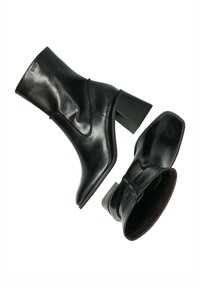 Černé kožené kotníkové boty s masivním podpatkem, čtveratou špičkou a bočním zipem. Hladká textura, minimalistický design a jemné švy.