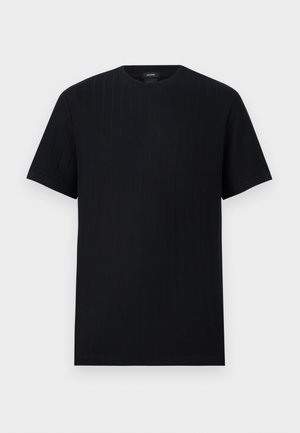 Μαύρο κοντομάνικο T-shirt με λαιμόκοψη και διακριτική κάθετη ριμπ υφή, σε επίπεδο ανοιχτό γκρι φόντο.