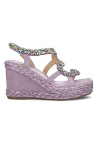 Paarse wedge sandalen met een gevlochten jute zool en met edelstenen versierde banden. Zacht suède materiaal en open teen ontwerp.