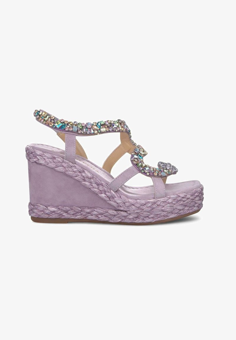 Sandalias de cuña moradas con suela de yute trenzado y tiras adornadas con gemas. Material de ante suave y diseño de punta abierta.