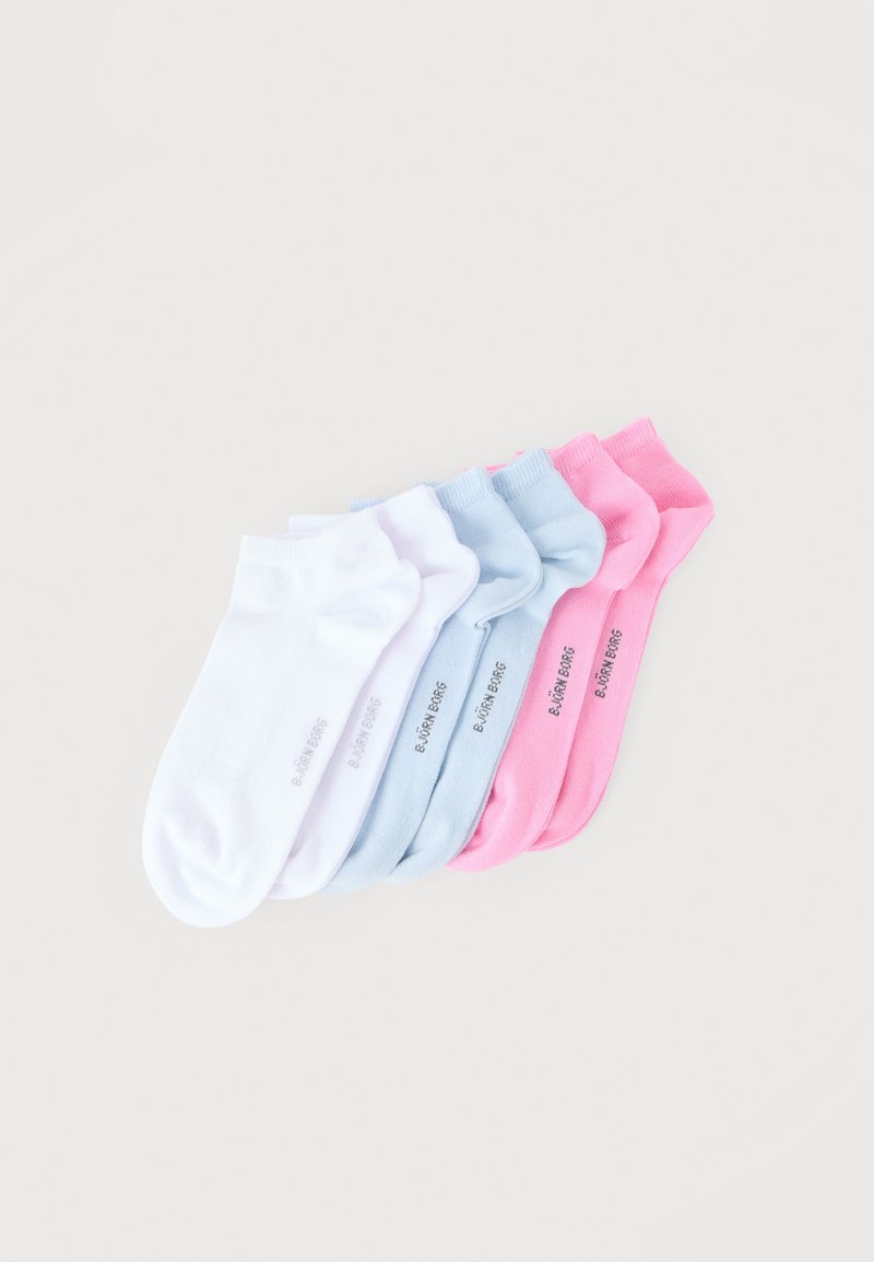 Tre par ankelstrømper i hvid, lyseblå og rosa, placeret side om side med en lille sort brandlogo på hver.