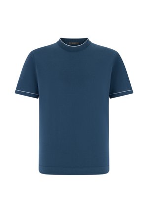 Niebieski t-shirt z krótkim rękawem, z prążkowanym okrągłym dekoltem i białym wykończeniem na kołnierzu oraz krawędziach rękawów, prezentowany na białym tle.