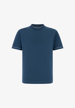 Niebieski t-shirt z krótkim rękawem, z prążkowanym okrągłym dekoltem i białym wykończeniem na kołnierzu oraz krawędziach rękawów, prezentowany na białym tle.