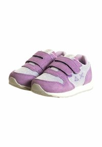 Scarpe da ginnastica viola con pannelli in suede e rete, dotate di due cinturini in Velcro, una suola bianca e un logo geometrico sul lato.
