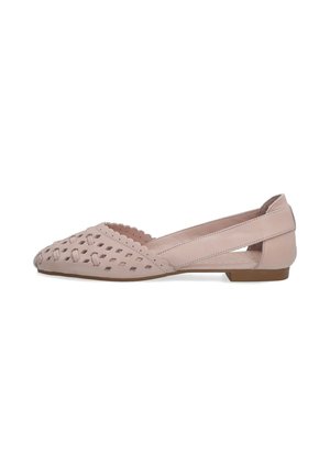 Hellrosa flacher Schuh mit wellenförmigen Kanten, ausgeschnittenem diamantförmigem Muster vorne und offenem Rücken mit Riemen.