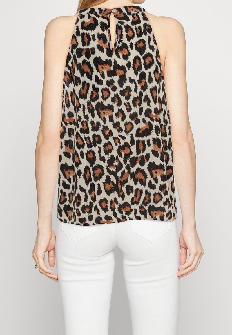 Top senza maniche con stampa leopardata nei toni beige, nero e marrone, caratterizzato da un design con apertura a chiave sul retro. Tessuto leggero con una silhouette fluida.