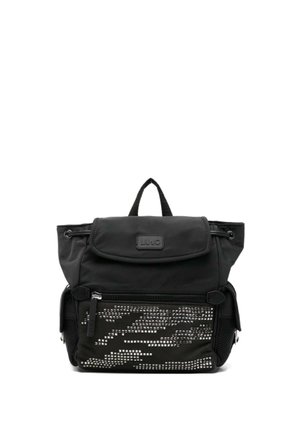 Zaino nero con patta superiore, tasca frontale con zip con motivo borchiato, tasche laterali e manico superiore.