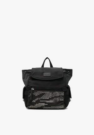 Zaino nero con patta superiore, tasca frontale con zip con motivo borchiato, tasche laterali e manico superiore.