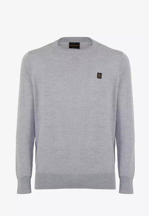 Maglione a maniche lunghe color grigio chiaro con scollo rotondo, piccolo logo nero e oro sul petto sinistro, polsini e orlo a costine.