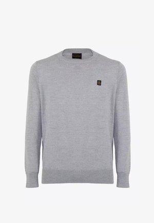 Maglione a maniche lunghe color grigio chiaro con scollo rotondo, piccolo logo nero e oro sul petto sinistro, polsini e orlo a costine.